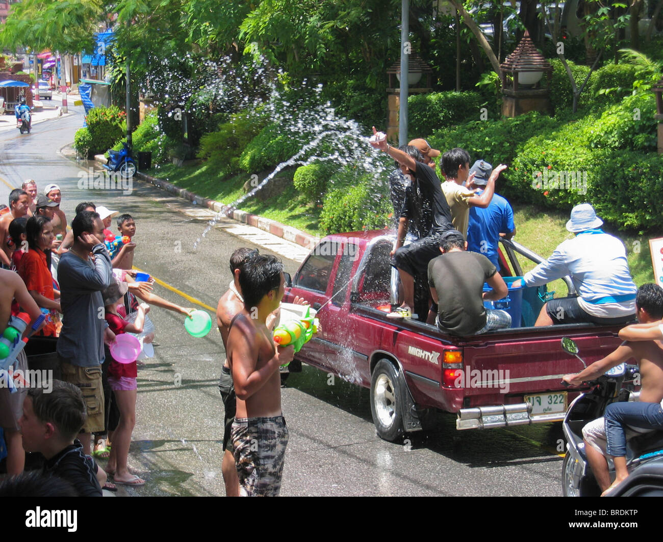 Le Songkran festival (en thaï : saṅkrānti สงกรานต์, du sanskrit, 'passage' astrologique) est célébré en Thaïlande. Banque D'Images