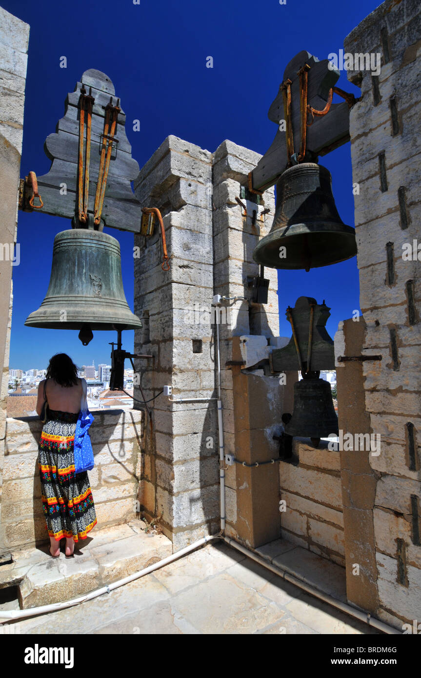 Bell dans la cathédrale de la place Largo da Se Cathédrale, vieille ville de Faro Portugal Banque D'Images