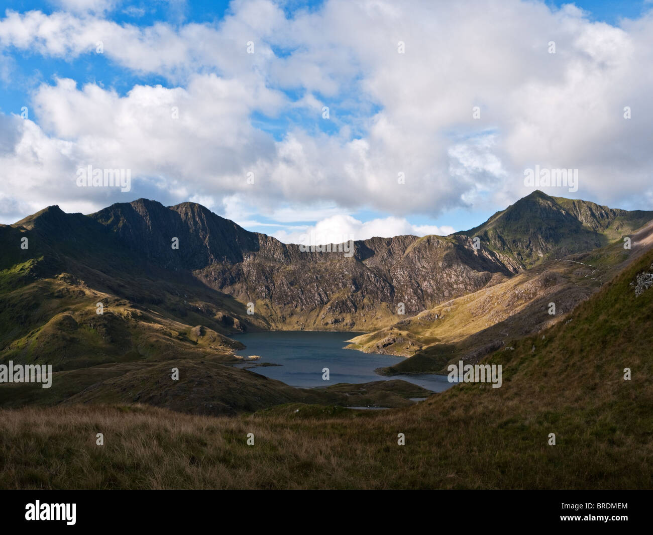 Le Snowdon Horseshoe : Y Lliwedd et Yr Wyddfa (Snowdon) vue sur Llyn Llydaw de cornes. Banque D'Images