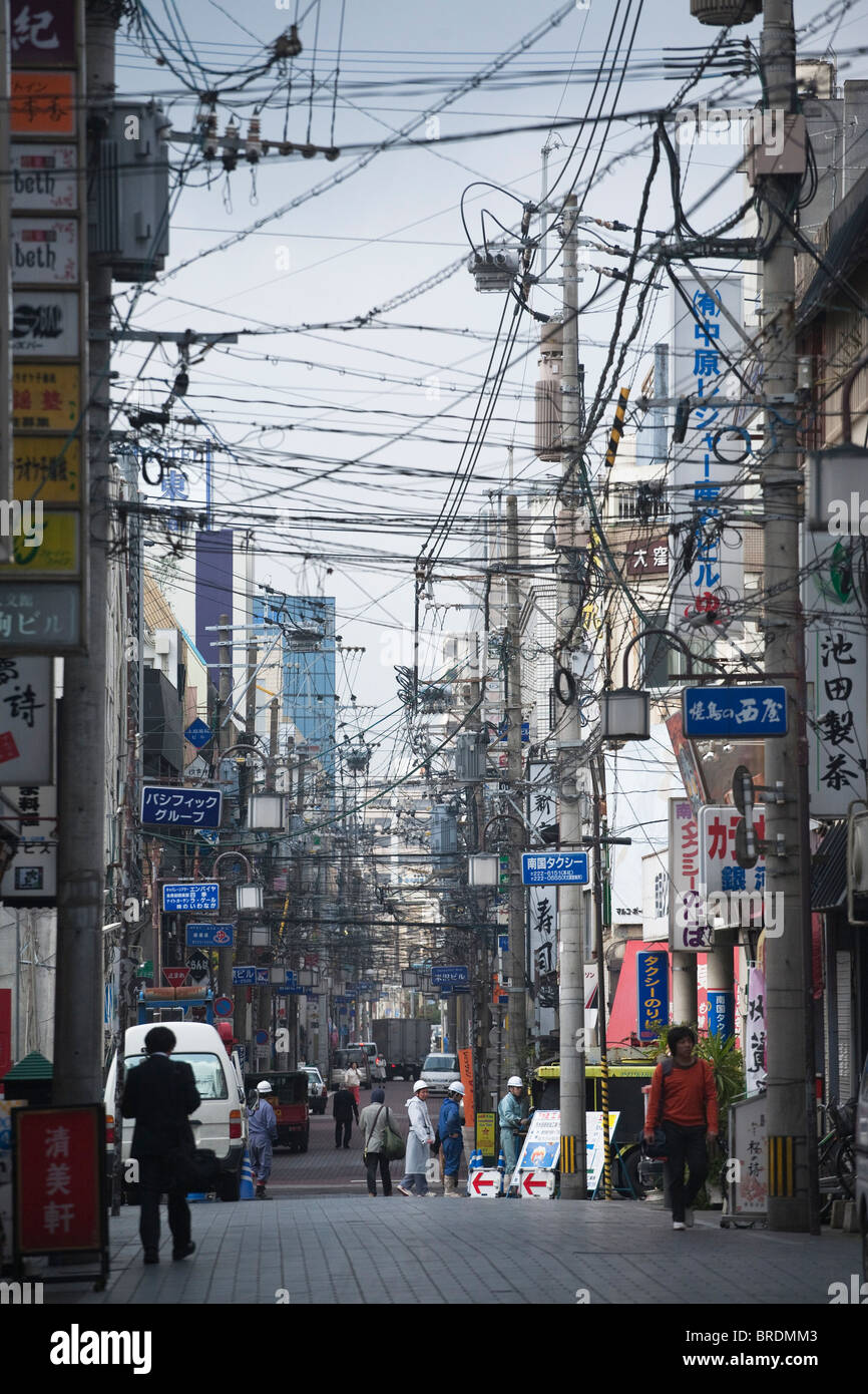 Kagoshima, Japon. Rue avec beaucoup d'électricité de l'air. je les câbles Peut illustrer la consommation d'énergie, etc. Banque D'Images