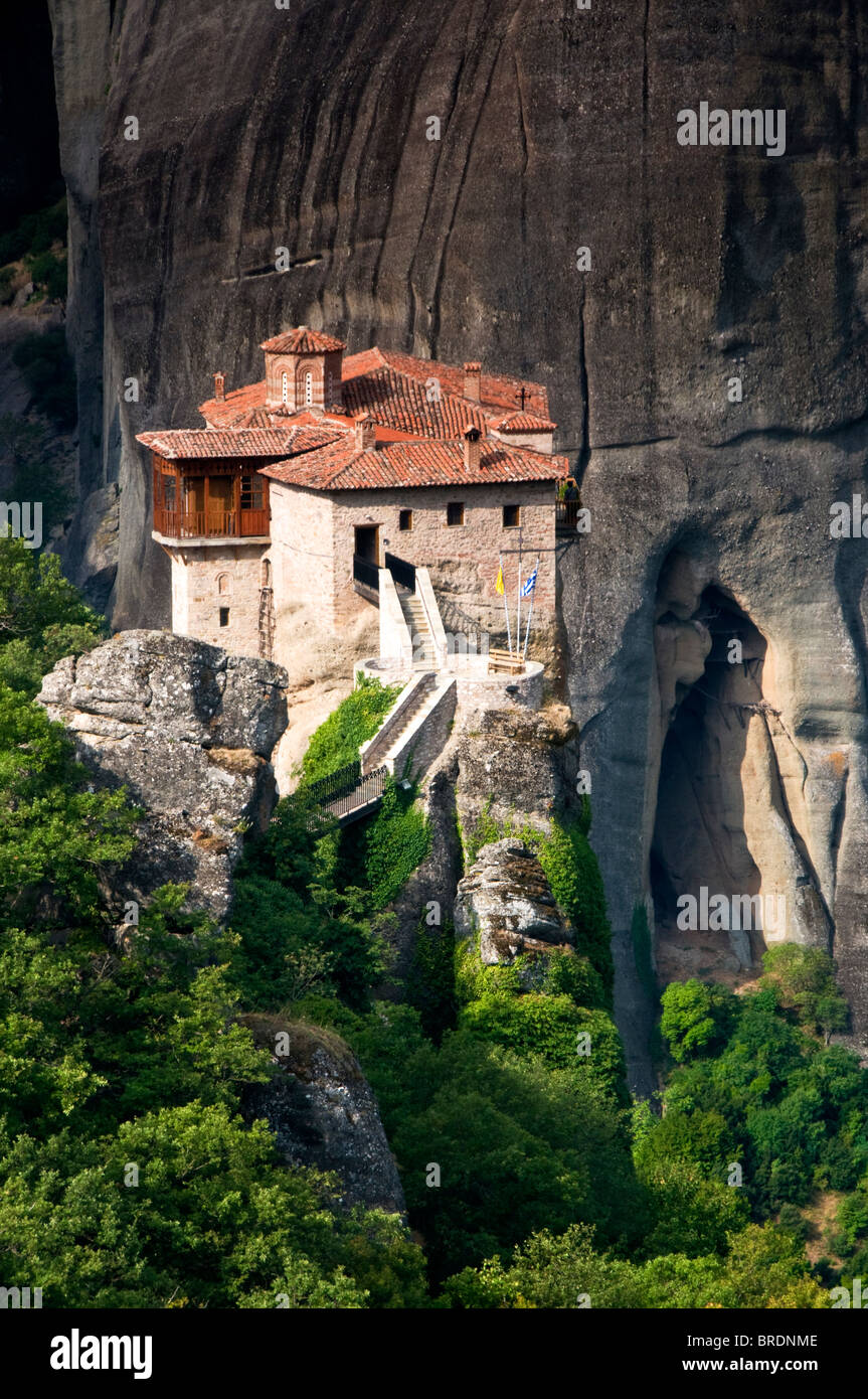 Le monastère de Roussano parmi les spectaculaires montagnes, les météores météores, plaine de Thessalie, Grèce, Europe Banque D'Images