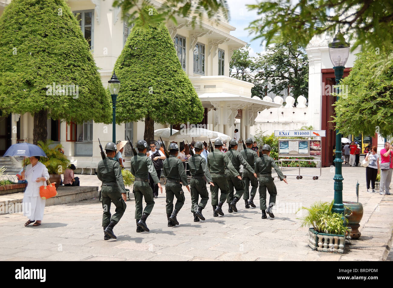 La Garde royale marchant à leur poste au Royal Grand Palace, Bangkok, Thaïlande Banque D'Images