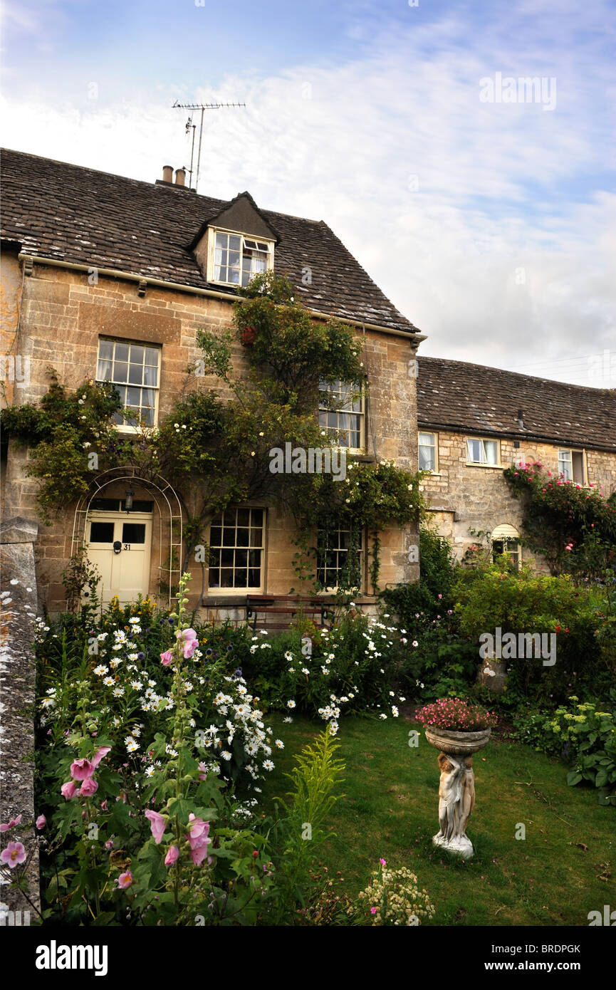 De l'extérieur d'un britannique Gloucestershire Cotswold cottage Banque D'Images