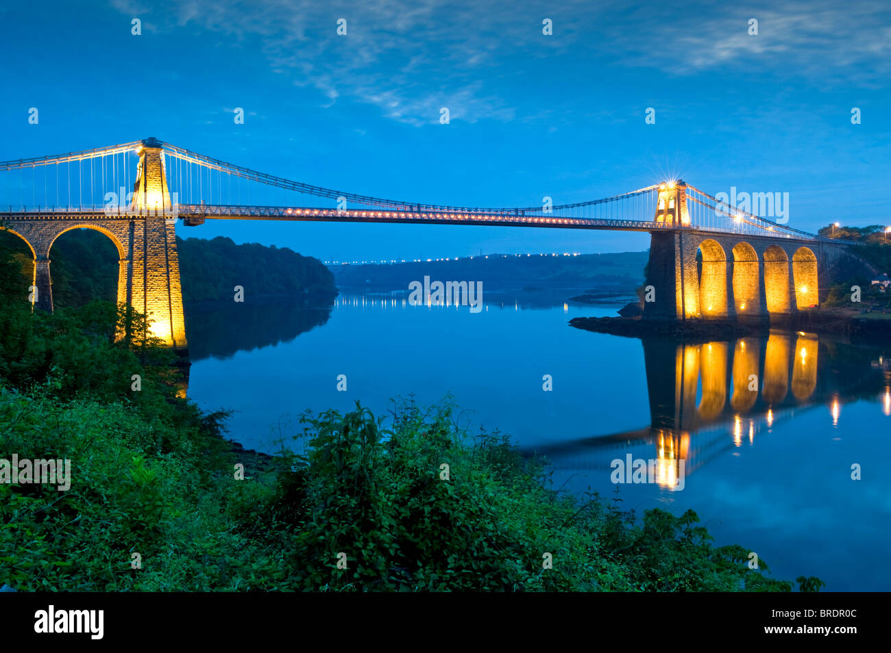 Menai Bridge sur le détroit de Menai la nuit, Anglesey, au nord du Pays de Galles, Royaume-Uni Banque D'Images