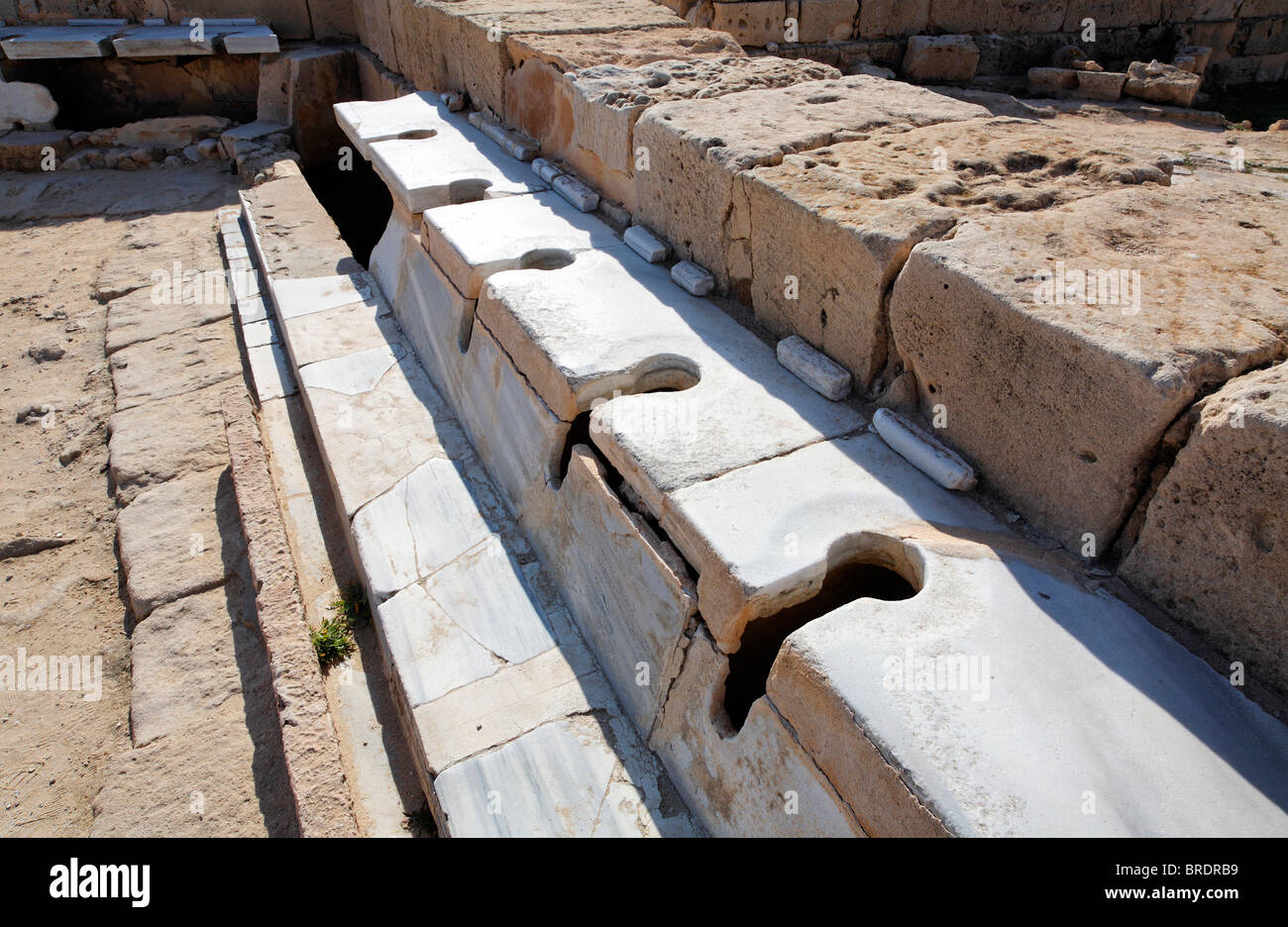 Des latrines dans les bains de mer, Sabratha, Libye Banque D'Images