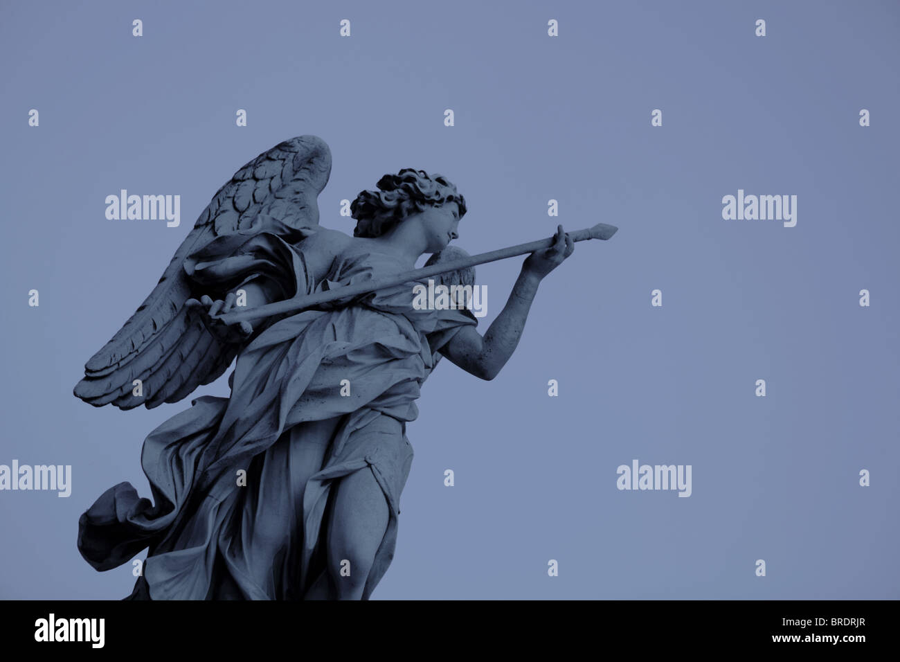 Bernini angel with broken lance sur Ponte San Angelo à Rome, Italie Banque D'Images