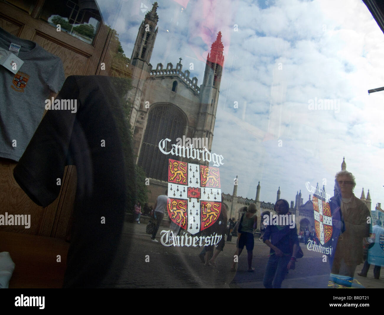 Cambridge, Angleterre. Cambridge University Press Shop window par des réflexions de Kings College (Université de Cambridge) Banque D'Images