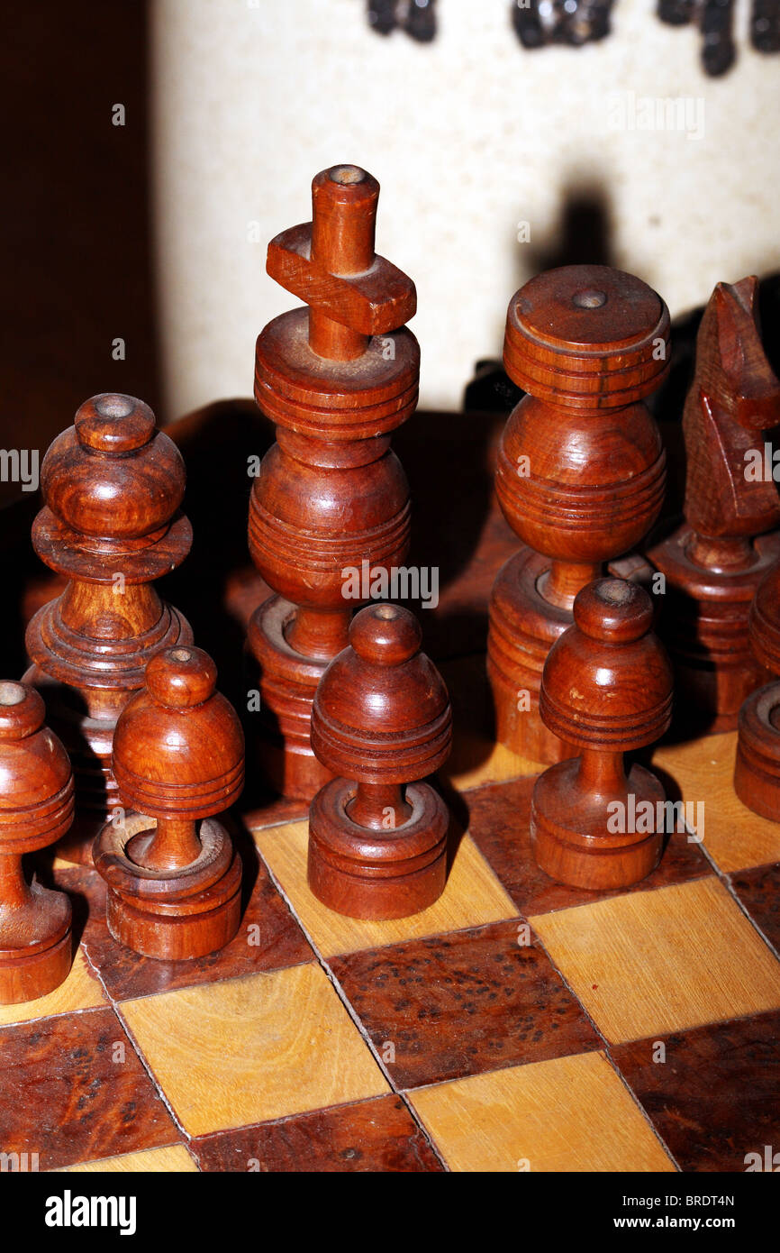 Pièces des échecs en bois roi reine et les pions d'un ancien jeu de société Banque D'Images