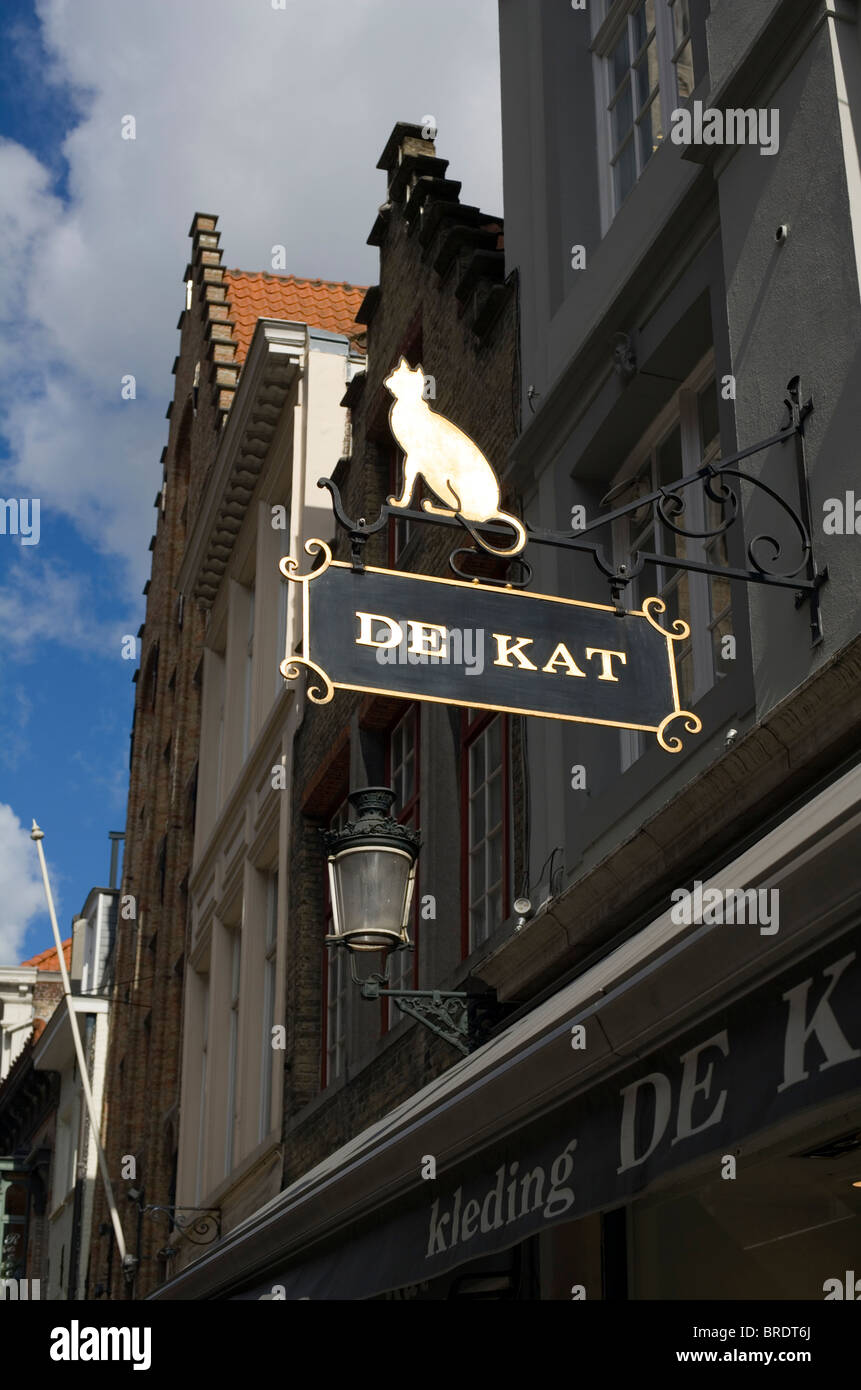 De Kat ace traditionnelle la boutique sign, Woollestraat, Bruges, Belgique, Europe Banque D'Images