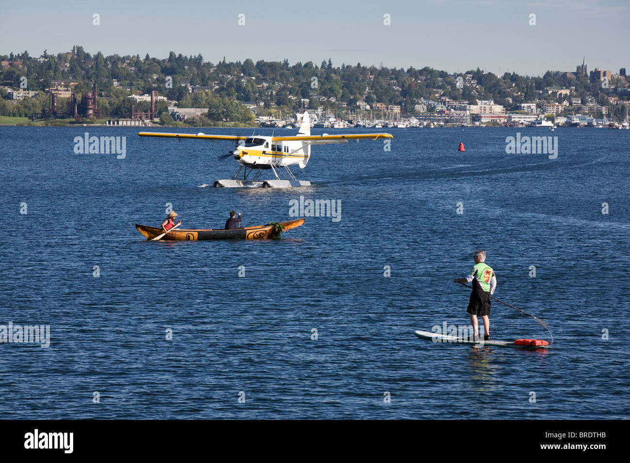 Le lac Union Park Inauguration - 25 septembre, 2010. South Lake Union, Seattle, Washington. Des taxis hydravion près d'une pirogue. Banque D'Images