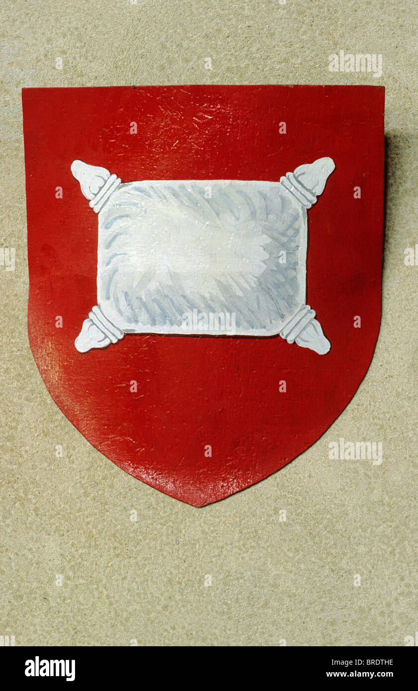 Worstead, Norfolk, aux bras d'Woolmen appareil emblèmes héraldiques héraldique armoiries des boucliers de protection en tissu de laine peignée England UK weaving weaver Banque D'Images