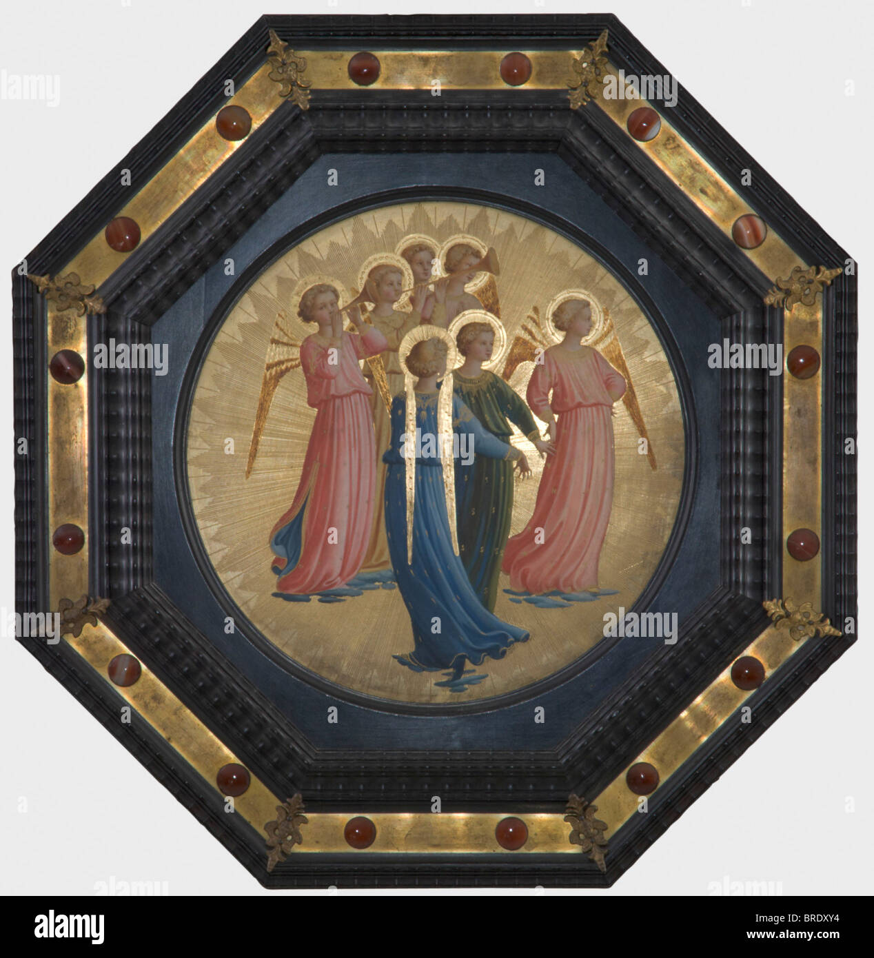 Une paire de tondi après des peintures de Fra Angelico (XVe siècle), Diomede della Bruna, deuxième moitié de l'huile du XIXe siècle sur base d'or et de bois gravé radialement. Deux danses rondes des anges, se déplaçant respectivement à droite et à gauche. Une peinture signée sur le verso Della Bruna, D. fec. Via S. Caterina N° 9'. 28 cm de diamètre chacun. Cadre élégant de style baroque octogonal avec bordure sculptée à la flamme, ébène avec raccords en bronze doré et 16 carnéliens de jeu chacun. Sur le verso, le label 'Ebanista Andrea Picchi' du créateur de cadres florentin. 46 cm de diamètre chacun. Le ba, Banque D'Images