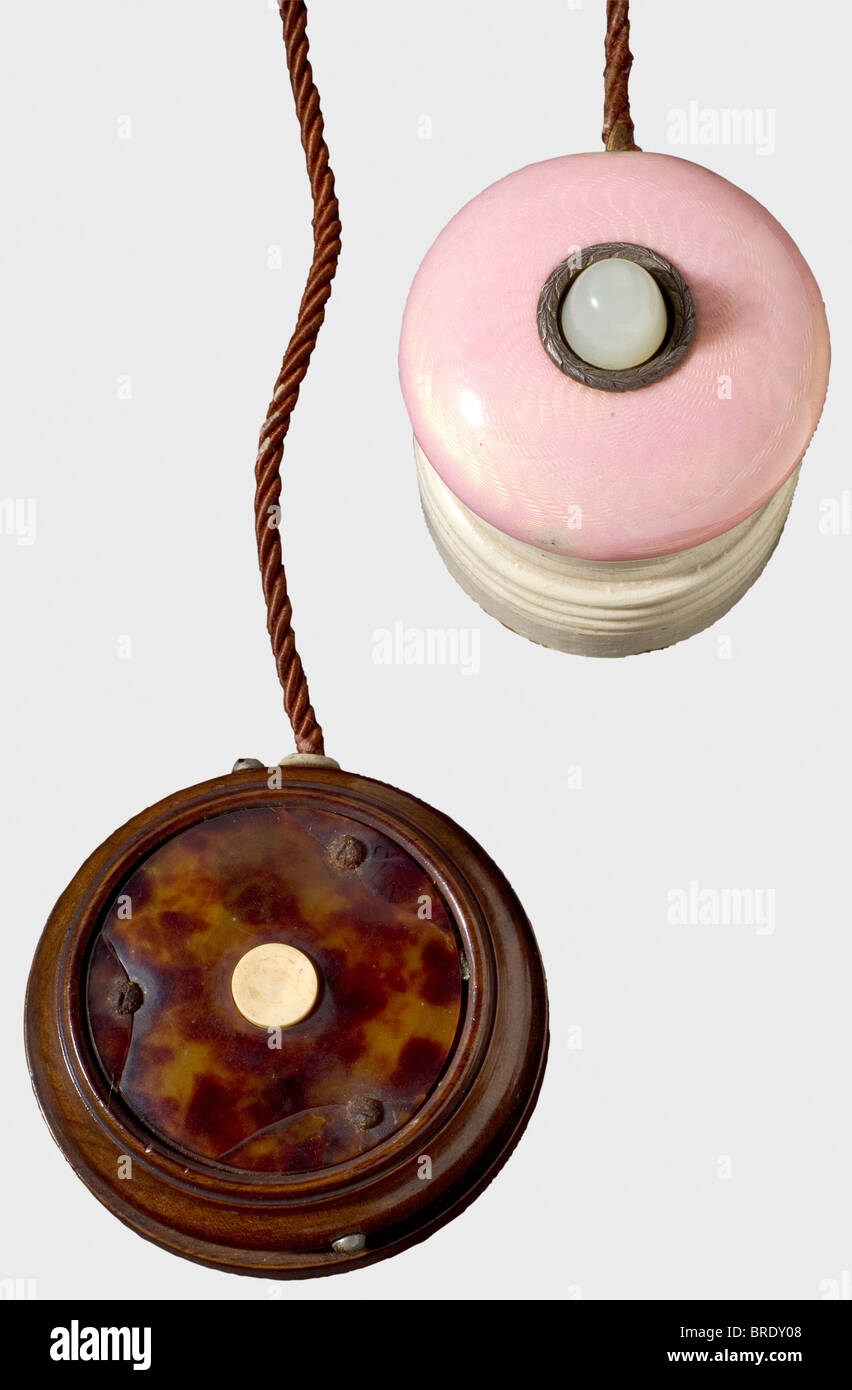 Un bouton cloche émaillé, probablement Fabergé, fin du XIXe siècle argent et émail translucide rose (deux dommages) sur fond de guilloche à motif vague, le bouton avec cachochon de pierre gemme semi-précieux. Frise de feuilles dorées. Diamètre 55 mm, hauteur (sans bouton) 30 mm. Comprend un cadre de base modifié avec mécanisme de cloche et fil et un deuxième bouton de cloche de porte en bois et écaille de tortue. Diamètre 70 mm. Ce lot est très probablement une pièce de Fabergé, les marques d'identification ont probablement été situées sur le segment intermédiaire inférieur, qui a été enlevé dans le cours de la Banque D'Images