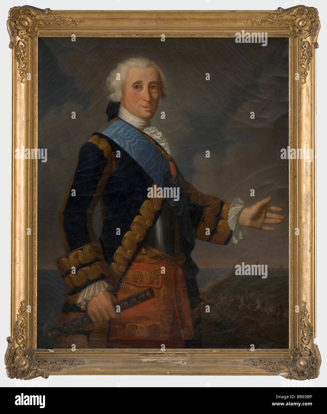 Emanuel de Croy (1718 - 1784), portrait du maréchal de France, après 1783 huile sur toile, reliné. Le maréchal dans un cuirass, avec la cendres de l'ordre du Saint-Esprit, l'ordre de Saint Louis et le bâton de son maréchal dans sa main. En arrière-plan, une bataille de cavalerie et une infanterie de marchage, à l'extrême distance d'une ville par la mer. Cadre en plâtre doré, denté. Une soif étendue. Peinture 82 x 100 cm, encadré 96 x 116 cm. Emanuel de Croy est nommé maréchal de France le 13 juin 1783, peu avant sa mort. Son grand-père, Philippe Emanuel, avait tenu un c, Banque D'Images