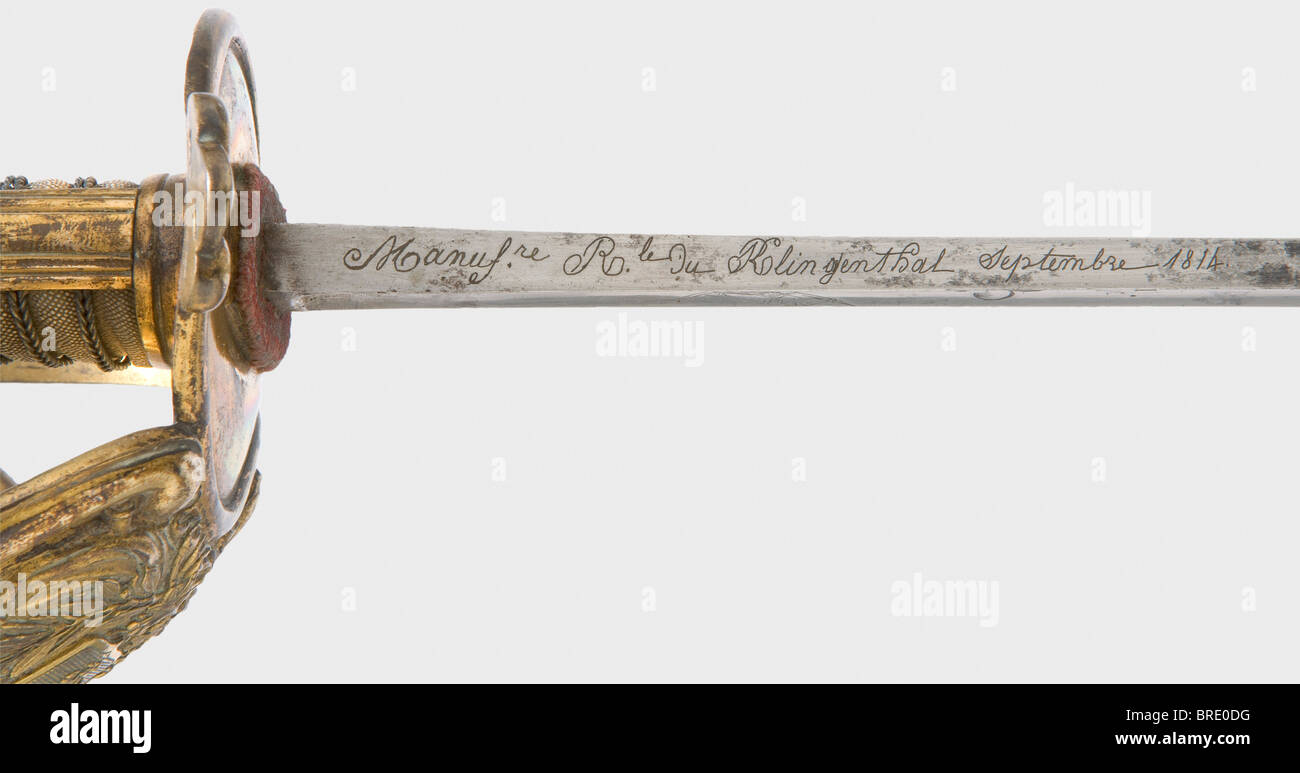 un modèle 1814 sabre pour les Gardes du corps du Roi, premier modèle, Période de restauration lame Légèrement incurvée à la Montmorency. Le côté obvers est gravé avec les « cordes du corps du Roi » au milieu de la fleur de lys Bourbon et des trophées martiaux, au-dessus de la marque de preuve. L'envers porte un manteau couronné d'armes entre un soleil et des trophées de guerre. L'inscription du fabricant 'Klingenthal' se trouve à l'arrière de la lame. Hile en laiton plaqué or avec porte-fusée portant une autre couche Bourbon d'armes entre les trophées. L'arrière de la plaque de protection est marqué « Versailles » au-dessus du cachet, Banque D'Images
