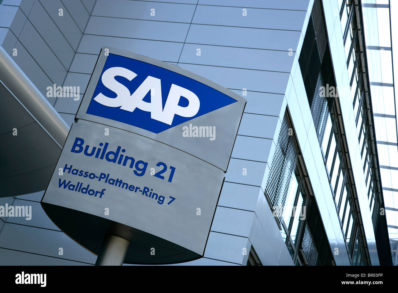 Logo de l'entreprise au siège de la société de logiciels SAP AG à Walldorf, Bade-Wurtemberg, Allemagne, Europe Banque D'Images