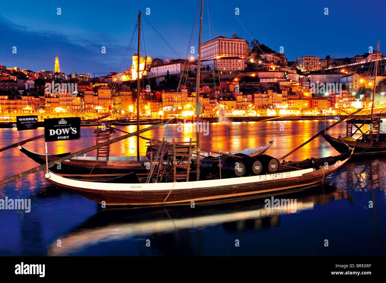 Portugal : Vue nocturne du port historique de navires Barcos rabelos Vin de Porto et à la marge du fleuve Douro Banque D'Images
