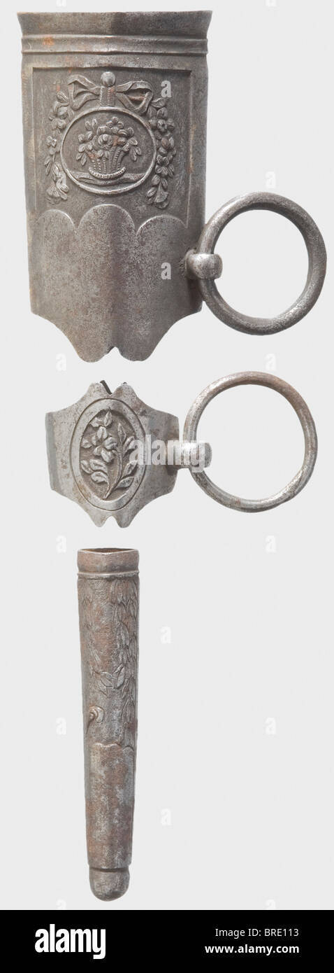 Un ensemble de supports de shabbard français, environ 1790 fer. Chaque montage ciselé avec des vignes vertes et avec des motifs de rocaille sur le dos. Largeur intérieure du loquetage 30 mm. Historique, historique, XVIIIe siècle, épée habillée, épées, throuillage, propulsions, petite épée, épée de cour, arme, armes, armes, armes, armes, militaires, militaria, objet, objets, alambics, coupures, coupures, découpe, découpes, découpes, Banque D'Images