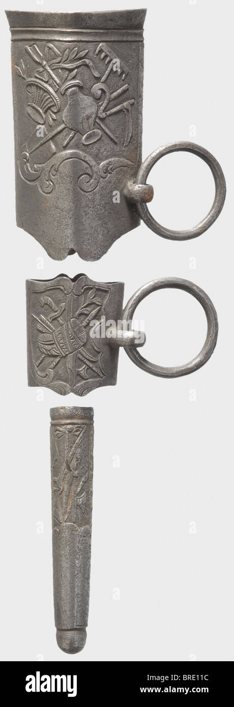 Un ensemble de supports de scrobbard français, vers 1780 Chaque support de fer ciselé avec des motifs Trophy et rocaille. Surfaces légèrement dénoyées. Largeur intérieure du loquetage 30 mm. Historique, historique, XVIIIe siècle, épée habillée, épées, throuillage, propulsions, petite épée, épée de cour, arme, armes, armes, armes, armes, militaires, militaria, objet, objets, alambics, coupures, coupures, découpe, découpes, découpes, Banque D'Images