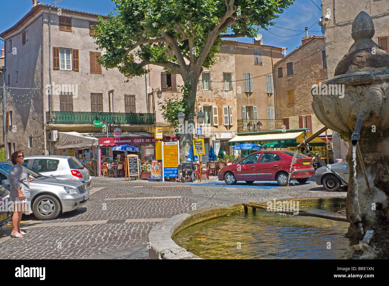 Fontaine dans un carré dans le pittoresque village provençal de Aups