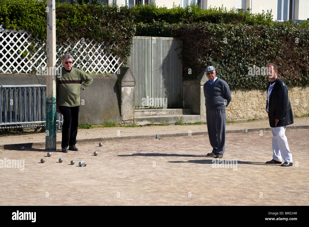 Les hommes français jouer aux boules Banque D'Images