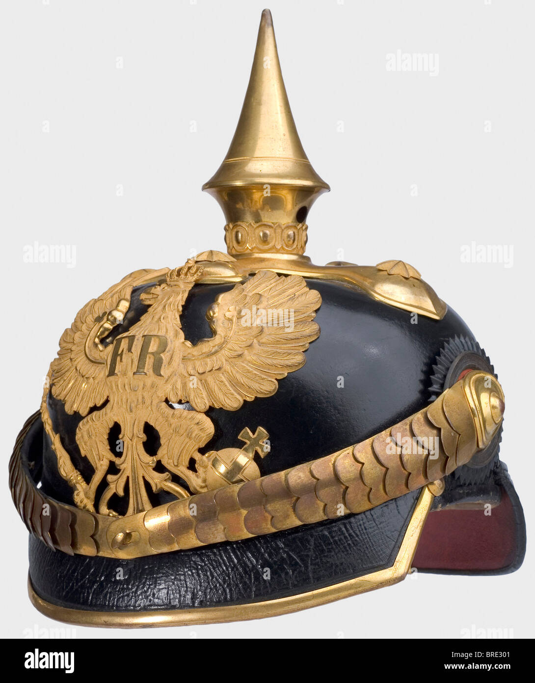 Un casque prussien modèle 1871/97, pour un crâne militaire junior en cuir, un pic avant angulaire, un montage en feuilles de trèfle, un aigle de ligne sans le rouleau de la Patrie, la bordure et les cocardes de l'officier, des écailles de métal convexes. Les fixations sont toujours magnifiquement dorées. Doublure en soie côtelée de couleur beige légèrement déchirée. Rare. Historique, historique, XIXe siècle, prussien, Prusse, allemand, Allemagne, militaria, militaire, objet, objets, photos, coupures, coupures, découpe, découpe, découpe, casque, casque, casque, casque, coiffeur, articles de tête, ustensile, équipement, ustensiles, prote, Banque D'Images