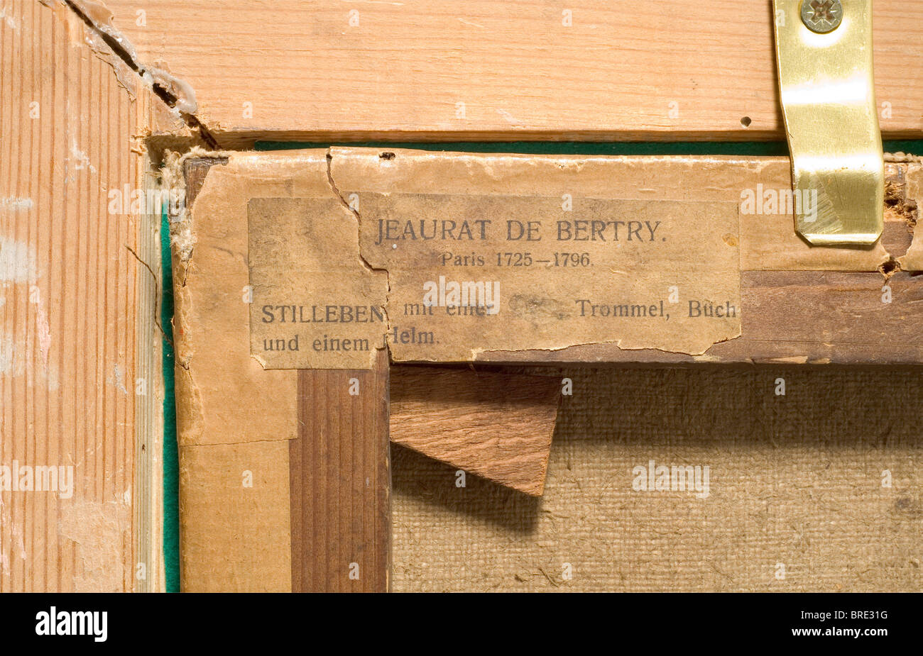 Nicolas Henry collé de Bertry (1725 - 1796), une nature morte avec visored casque, épée, tambour, et de bible. Huile sur toile. Monogrammé "J.d.B.' et datée '1790' en haut à droite. Craquelures magnifique. Dans un cadre Jugendstil plâtrés. Dimensions encadrée 46 x 40 cm. Collé de Bertry a fait un nom pour lui-même en France au cours du 18e siècle, surtout pour sa vie encore photos. Beaux-arts, 18e siècle, les beaux-arts, art, peinture, peintures, l'artiste n'a pas d'auteur pour être effacé Banque D'Images