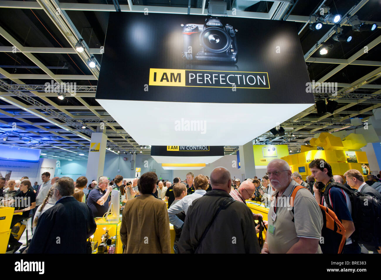 Beaucoup de gens au stand au salon Photokina Nikon digital imaging trade show à Cologne Allemagne Banque D'Images