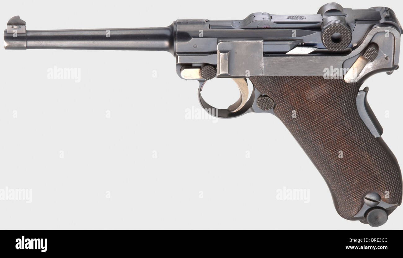Un pistolet militaire Parabellum mod. 1906, (Pistola Luger-Parabellum do Exércite Portugues 1908), calibre 7.65 Parabellum, no 3550. Numéros correspondants. Longueur du fourreau 120 mm. Sécurité de la poignée. Sur le récepteur marqué couronne/M2 debout pour le roi Manuel II, extracteur estampillé 'Carregada' et lien à bascule avant marqué 'DWM'. Repères d'inspection en triangle encerclé portugais sur les pièces concernées. Bleuissement brossé complet avec des marques d'usure légères sur les bords. Petites pièces jaune et bleu. Panneaux de préhension en noyer numérotés assortis avec repères de pression minimum. Shee nickelé et tacheté sans numéro, Banque D'Images