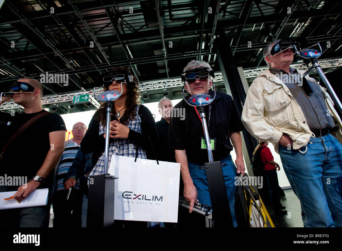 Les visiteurs qui cherchent à images 3D lunettes 3D grâce à l'imagerie numérique à la Photokina trade show à Cologne Allemagne Banque D'Images