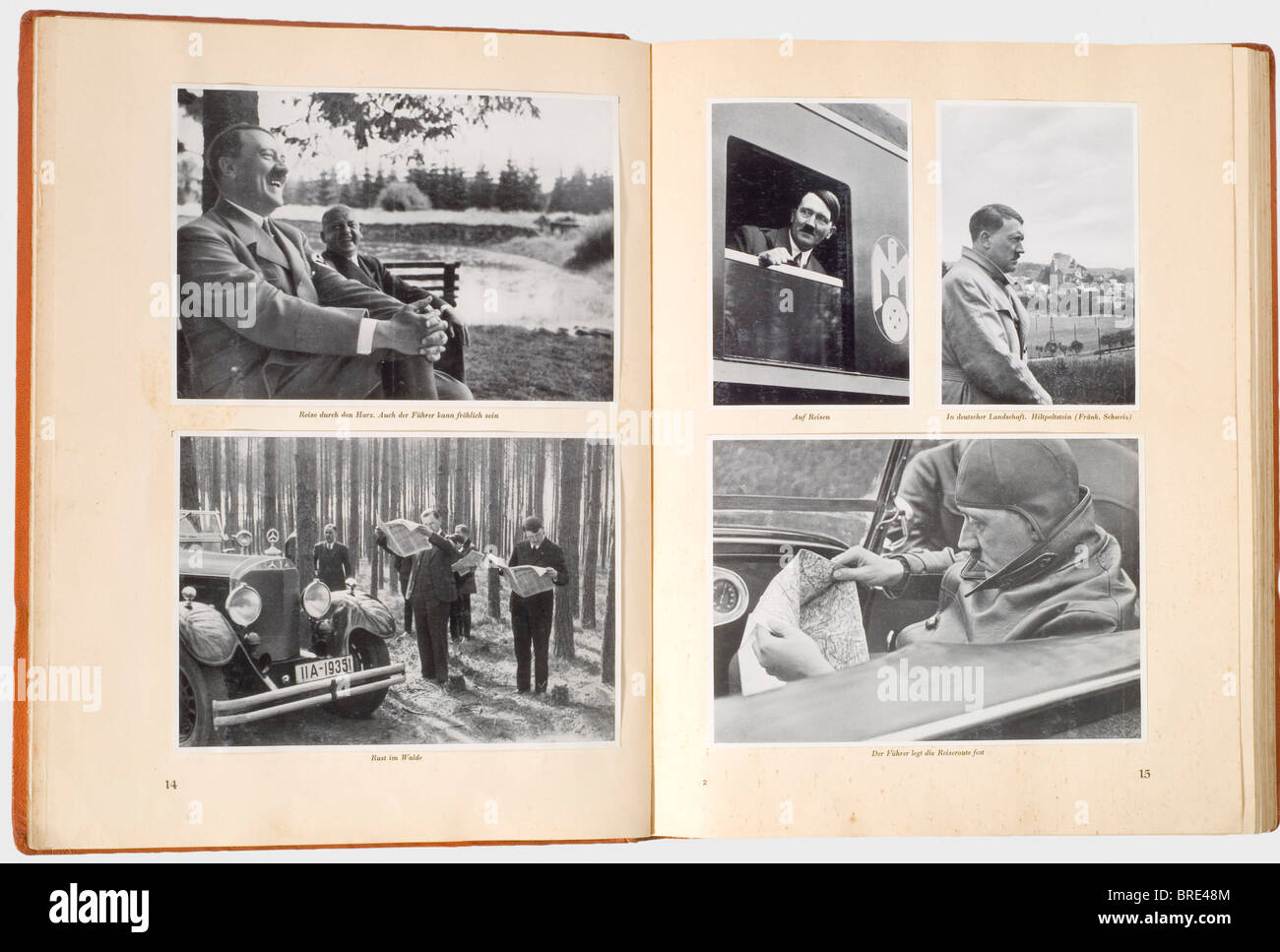 Adolf Hitler, une copie personnelle du livre illustré « Adolf Hitler » « Adolf Hitler - Bilder aus dem Leben des Führers », éd. Cigarette/Picture Service Altona/Bahrenfeld 1936. La dernière page avec l'inscription 'Trois cents exemplaires du livre 'Adolf Hitler' publié par F.A. Brockhaus, Leipzig, était lié en cuir de carthie. Cette copie porte le numéro « 1 » (transl.). À l'intérieur de la couverture, l'ex libris 'Adolf Hitler', sur la feuille de migration, la signature manuscrite de l'encre 'Kartin Bormann Obersalzberg 26.7.36'. Housse anti-poussière incluse. Édition de luxe en relief or, Banque D'Images