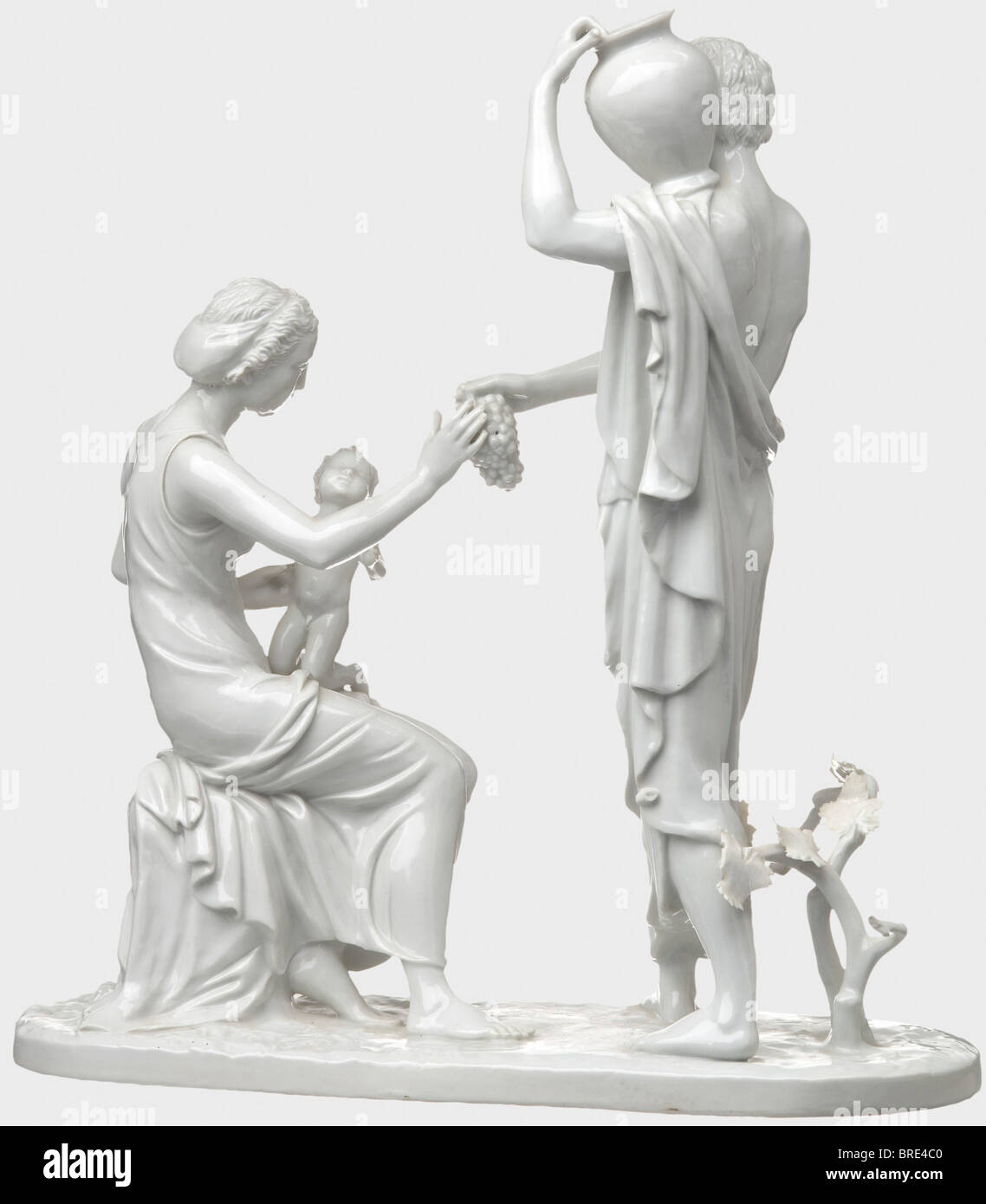 Roland von Bohr - la pièce maîtresse 'Autumn', pour le ministère des Affaires étrangères du Reich Groupe de figures en porcelaine émaillée blanc, de la manufacture de Nymphenburg. Ancien style portrait d'une jeunesse à vendanges, les raisins à la remise d'une jeune fille avec un bébé sur ses genoux. Gravé sur la base avec le numéro de modèle '866-1', un bouclier en forme de losange, et vert marque fabrication sous glaçure. Avec un peu de vin en vrac feuilles, sinon très bien préservé la figure du groupe. Extrêmement rare. Hauteur ca. 38 cm, longueur 36 cm. Les quatre centres de table 'Spring', 'Summer', 'Autumn' et 'W, n'a pas d'auteur de l'artiste pour être effacé Banque D'Images