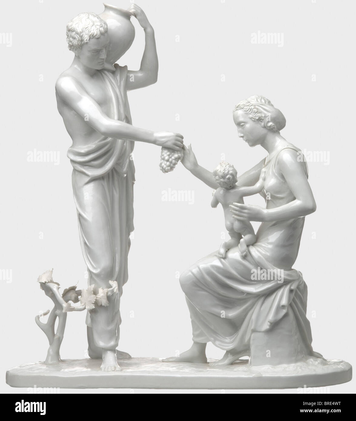 Roland von Bohr - la pièce maîtresse 'Autumn', pour le ministère des Affaires étrangères du Reich Groupe de figures en porcelaine émaillée blanc, de la manufacture de Nymphenburg. Ancien style portrait d'une jeunesse à vendanges, les raisins à la remise d'une jeune fille avec un bébé sur ses genoux. Gravé sur la base avec le numéro de modèle '866-1', un bouclier en forme de losange, et vert marque fabrication sous glaçure. Avec un peu de vin en vrac feuilles, sinon très bien préservé la figure du groupe. Extrêmement rare. Hauteur ca. 38 cm, longueur 36 cm. Les quatre centres de table 'Spring', 'Summer', 'Autumn' et 'W, n'a pas d'auteur de l'artiste pour être effacé Banque D'Images