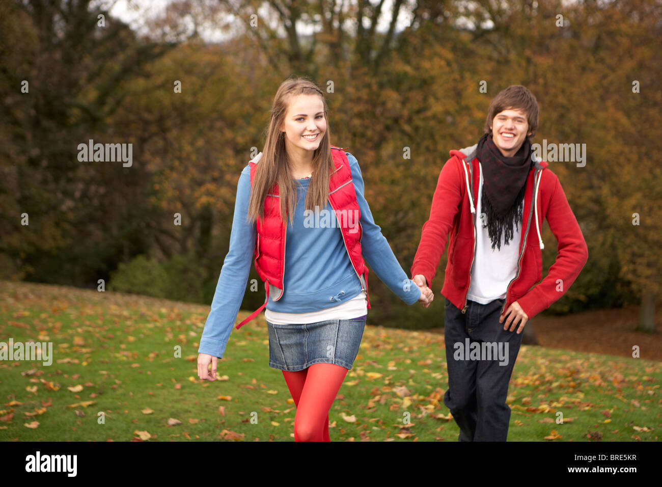 Couple romantique marche à travers un paysage d'automne Banque D'Images