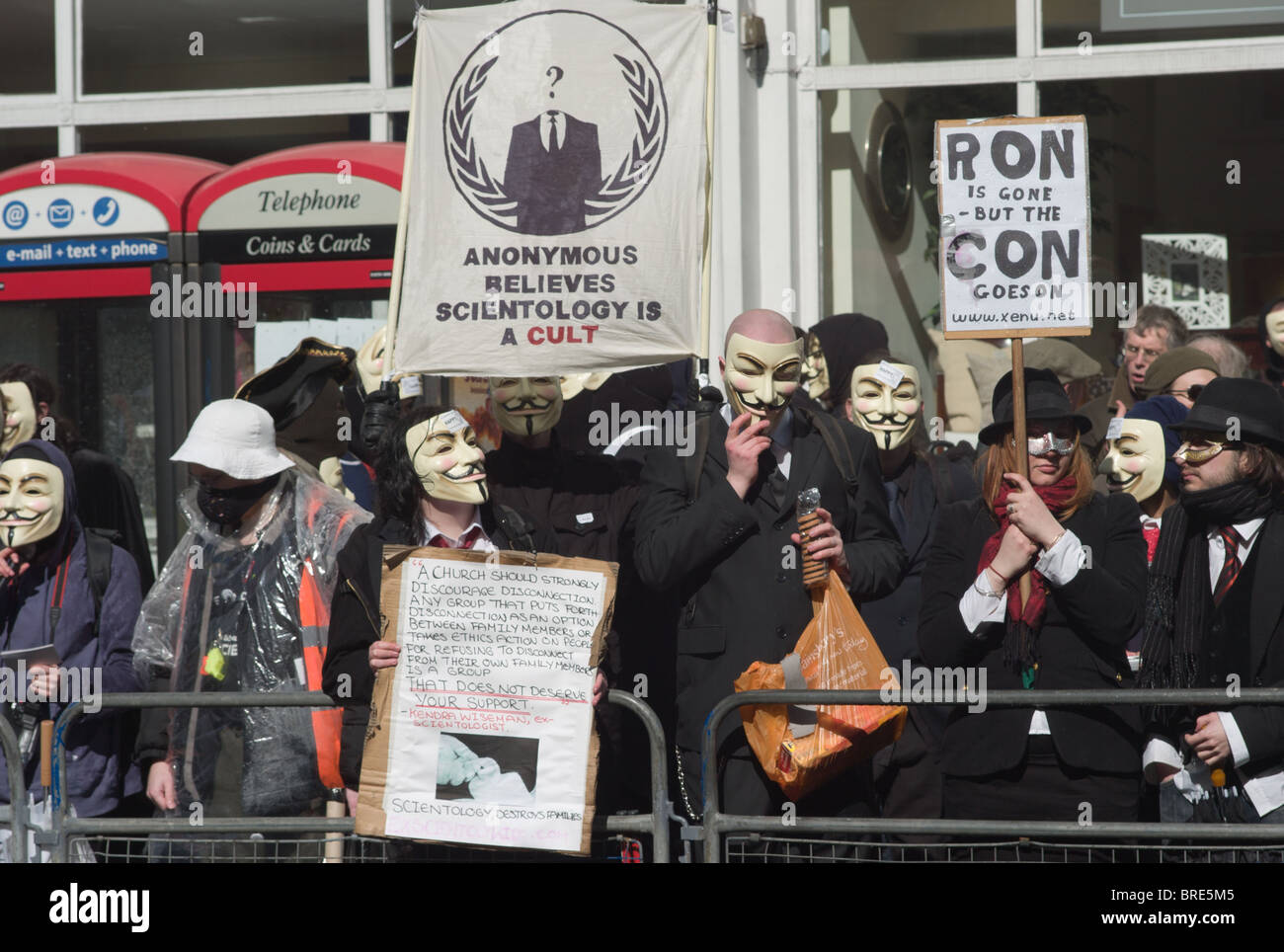 Anonymous protester contre l'Église de Scientologie s'est tenue le 12 avril 2008 à Tottenham Court Road à Londres, au Royaume-Uni. Banque D'Images