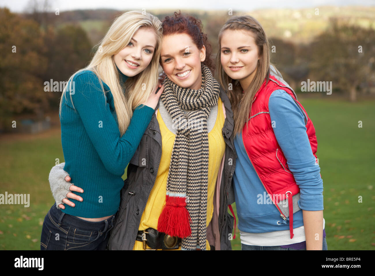 Groupe de trois adolescentes Amis Dans Paysage d'automne Banque D'Images