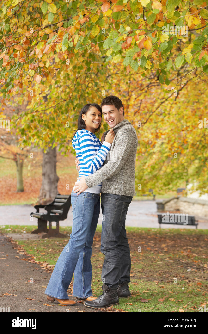 Couple romantique dans la région de Autumn Park Banque D'Images