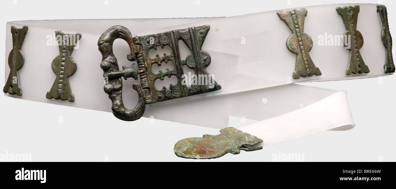 Ceinture militaire romaine Tardive, ouverture en bronze A.D. du 4ème/5ème  siècle, boucle de ceinture aux contours somptueux. Six fixations identiques  en forme de hélice, autrefois rivetées sur le cuir. Une languette en