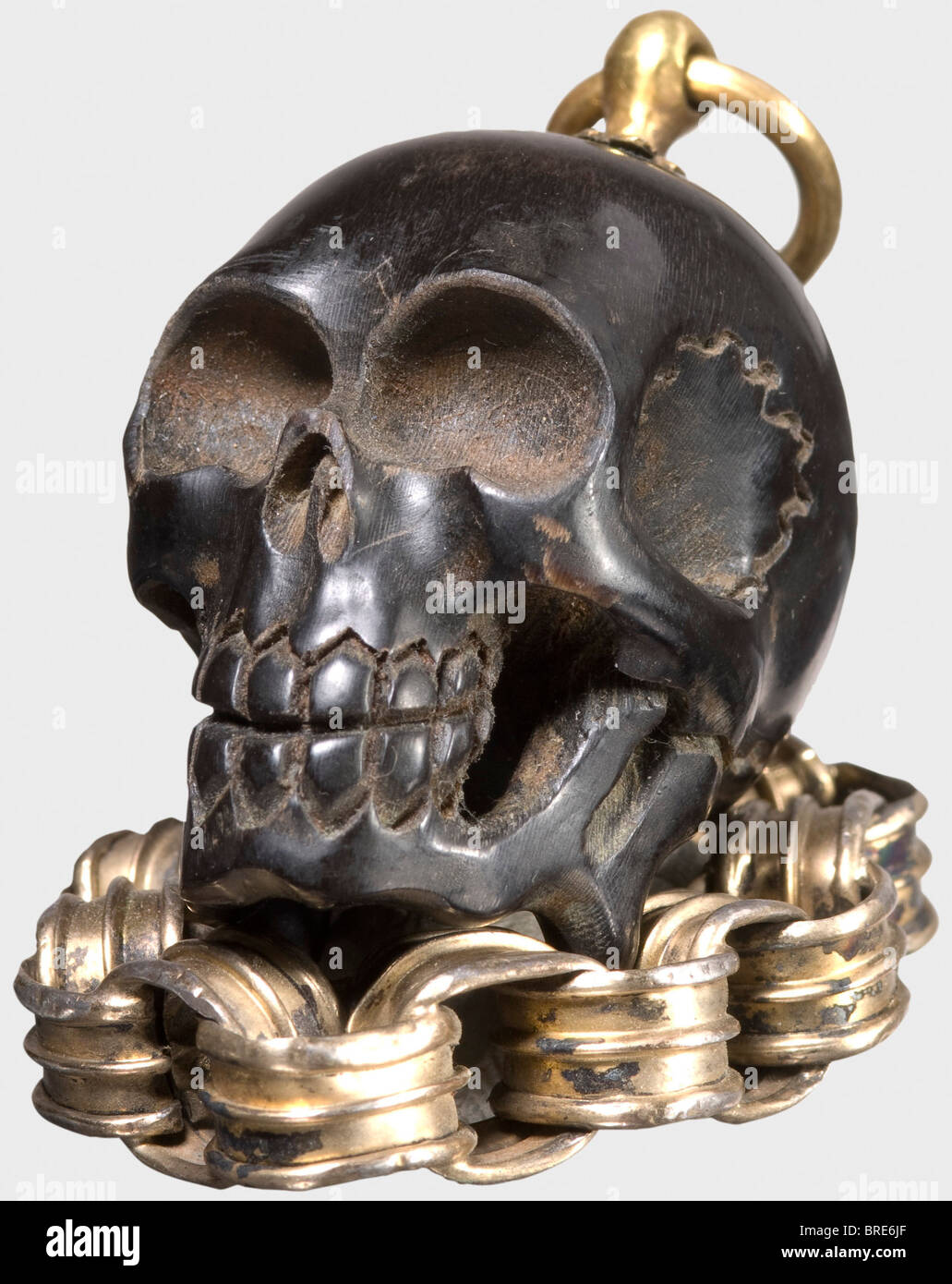 Un crâne miniature allemand de souvenirs-mori, XVIIe siècle UN petit crâne  délicatement sculpté de corne sombre. Il y a un anneau de suspension en  laiton doré au feu monté en haut du
