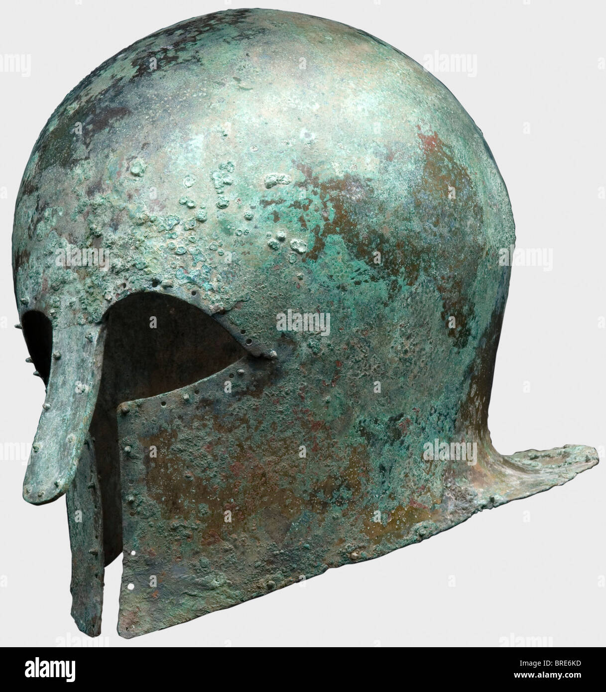 Un casque Corinthien, haut crâne haut et grand cou de la Colombie-Britannique aux murs Épais et épais du VIIe siècle, est doté d'un casque corinthien de bronze. Grandes ouvertures pour les yeux, cheekmorceaux légèrement concaves et une longue protection robuste rivetée courbée vers l'extérieur. Entouré de trous percés, certains par paires, et d'autres encore en conservant les rivets décoratifs ou de revêtement avec des têtes rondes. Hauteur 22,1 cm. Poids 1288 g. Surfaces métalliques avec patine brun clair, sombre et vert clair. Résidus de saleté à l'intérieur. Corrosion isolée sur la surface. Très bonne rétention des métaux. Collection Axel Guttmann (H 147/ A, Banque D'Images