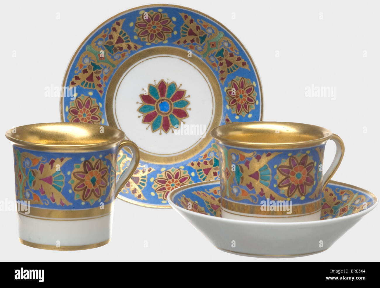 Le service de table gothique, deux tasses avec soucoupes du règne de la  manufacture de porcelaine russe impériale Tsar Alexander II  Saint-Pétersbourg. Porcelaine blanche et vernie avec bordure en or et  décorations