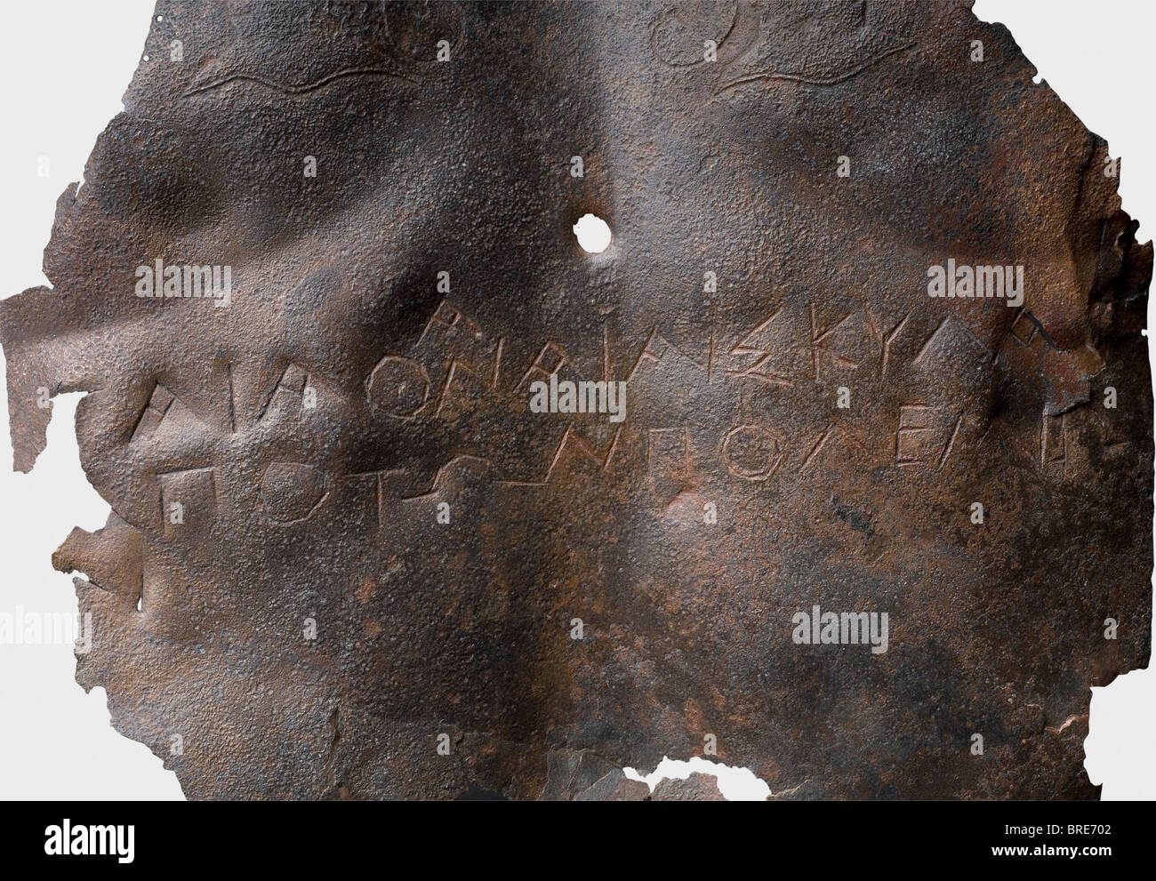 Une plaque arrière pour une armure musclée avec une inscription grecque, la soi-disant 'Thetis-Fragment', 1ère moitié du 4ème siècle B.C. Bronze, conservé comme fragments avec un trou au milieu. Deux têtes de guerrier affichées sur les lames d'épaule avec de longs cheveux ondulés et des casques de Phrygian. Une inscription votive dans Le Gre historique, historique, ancien monde, ancien monde, ancien temps, objet, objets, photos, découpage, découpe, découpe, découpe, découpe, découpe, Banque D'Images