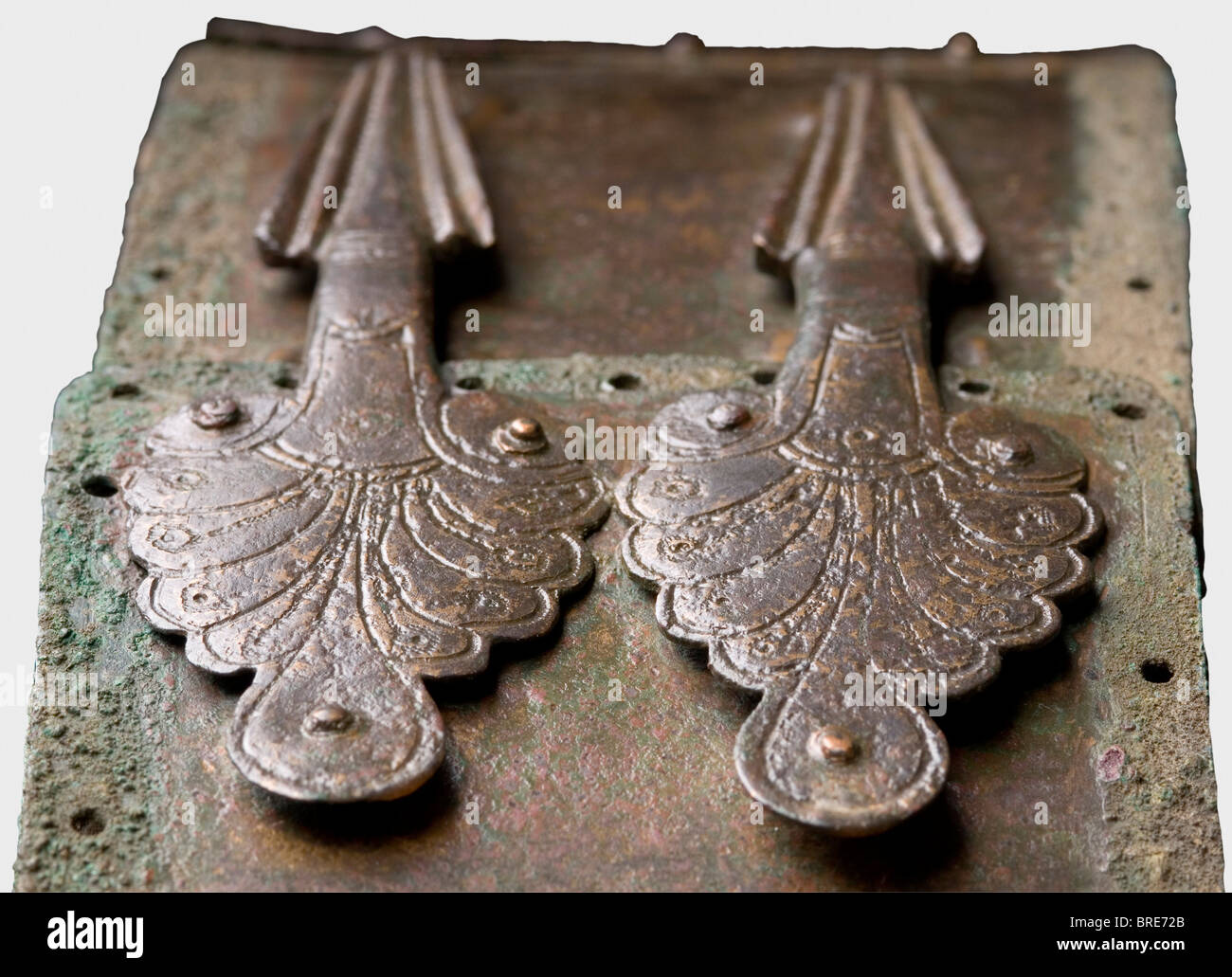 Une ceinture italique, 4ème siècle avant J.-C. fermée, ceinture en bronze non décorée avec une rangée de trous et impression de la doublure le long du périmètre . Deux crochets de fixation rivetés en forme de paumes. La courroie a été réparée ou allongée près de la troisième rangée de trous de fixation. Longueur 84 cm. Crochets 10 cm. Largeur 6,8 cm. Patine rougeâtre brun à vert montrant la surface métallique dans les endroits. Cf. Londres Christie, vente aux enchères 6 novembre 2002, lot 76. Collection Axel Guttmann (R 113/AG 409 c). Acquis à Paris en 1991. Ceinture de bataille simple, très bien préservée, qui était portée sous la feuille, Banque D'Images