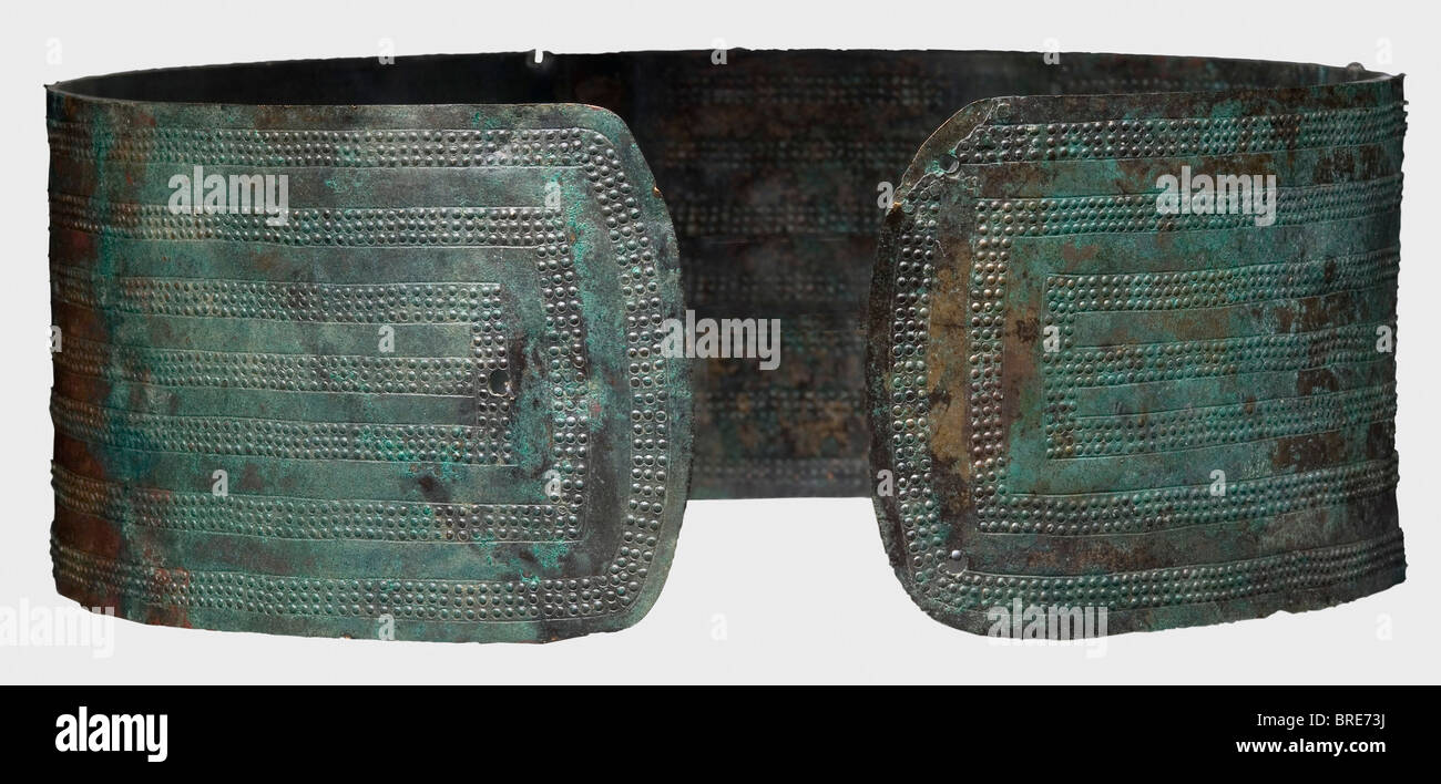 Ceinture d'Urartu ou du Caucase, ceinture de bronze de la Colombie-Britannique du 8ème siècle avec décoration géométrique composée de sept rangées en relief à trois points, fixées en fines lignes incisées. Les extrémités de la ceinture sont arrondies et fournies avec un ou deux trous respectivement pour les lacets. Longueur 83,5 cm. Largeur 10 cm. Patine vert foncé. Le dos a été stabilisé avec de la fibre de verre. Fissures collées. Monté sur verre acrylique. Collection Axel Guttmann (R 230). Ceinture en bronze très bien préservée avec une belle patine comme découverte. Historique, historique, ancien monde, ancien monde, ancien temps, , Banque D'Images