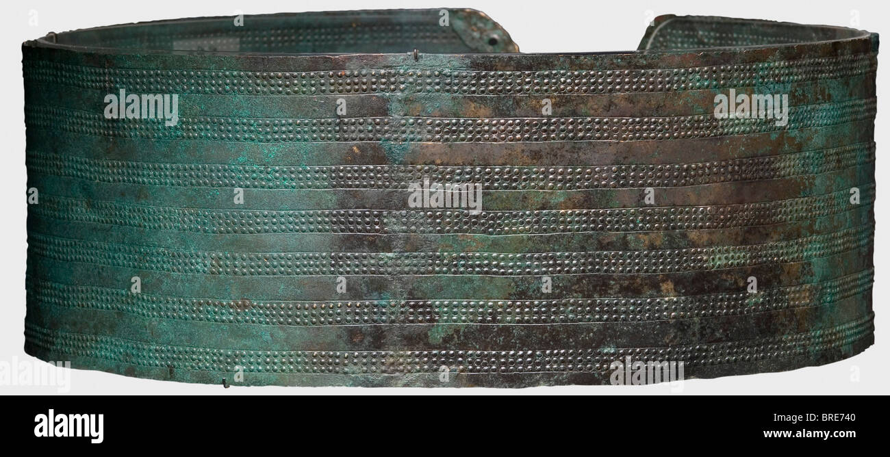 Ceinture d'Urartu ou du Caucase, ceinture de bronze de la Colombie-Britannique du 8ème siècle avec décoration géométrique composée de sept rangées en relief à trois points, fixées en fines lignes incisées. Les extrémités de la ceinture sont arrondies et fournies avec un ou deux trous respectivement pour les lacets. Longueur 83,5 cm. Largeur 10 cm. Patine vert foncé. Le dos a été stabilisé avec de la fibre de verre. Fissures collées. Monté sur verre acrylique. Collection Axel Guttmann (R 230). Ceinture en bronze très bien préservée avec une belle patine comme découverte. Historique, historique, ancien monde, ancien monde, ancien temps, , Banque D'Images