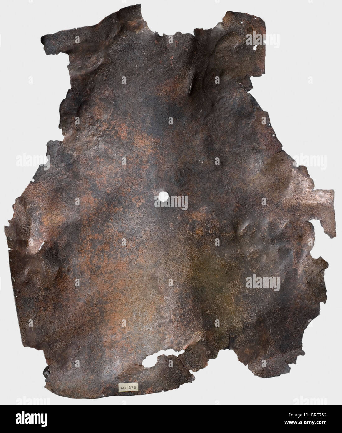 Une plaque arrière pour une armure musclée avec une inscription grecque, la soi-disant 'Thetis-Fragment', 1ère moitié du 4ème siècle B.C. Bronze, conservé comme fragments avec un trou au milieu. Deux têtes de guerrier affichées sur les lames d'épaule avec de longs cheveux ondulés et des casques de Phrygian. Une inscription votive dans Le Gre historique, historique, ancien monde, ancien monde, ancien temps, objet, objets, photos, découpage, découpe, découpe, découpe, découpe, découpe, Banque D'Images