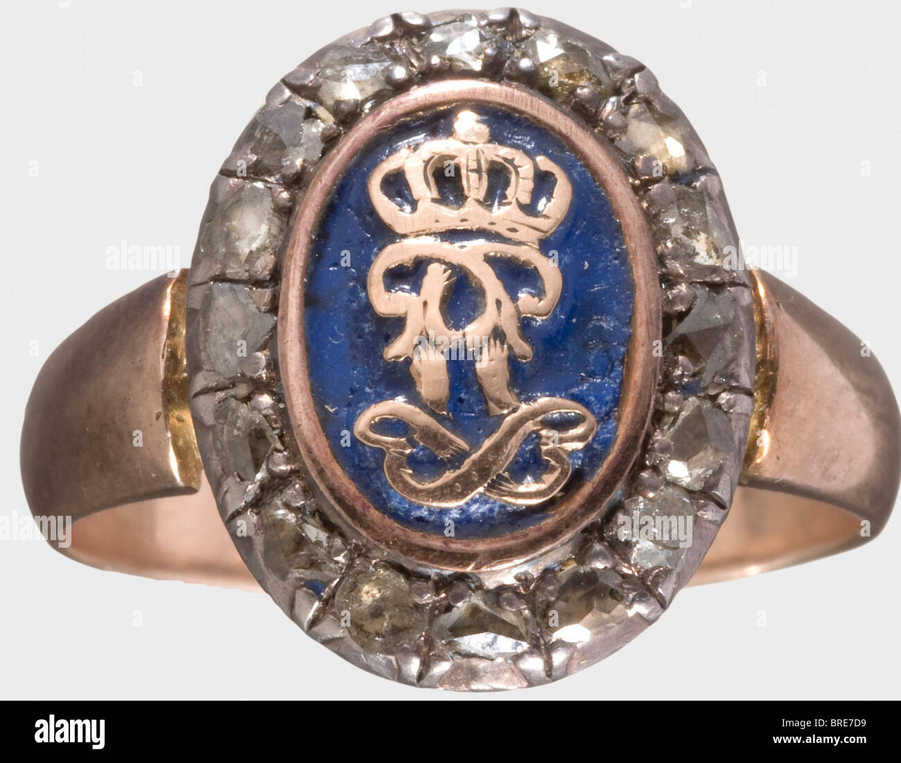 Le prince Regent Luitpold de Bavière (1821 - 1912), un anneau de présentation monogrammé et un stickpin doré et l'or stickpin. L'anneau porte la marque '585' et affiche un chiffre central 'PL' en émail bleu, entouré de seize copeaux de diamant. L'émail de l'anneau a été incorrectement réparé. L'émail de la broche d'adhérence est quelque peu endommagé. Les deux pièces présentent de légères marques d'usure. Médaillon 14 x 18 mm. Bague de 19 mm. Historique, historique, XIXe siècle, Bavière, bavarois, allemand, Allemagne, Sud de l'Allemagne, Sud de l'Allemagne, Royal, objet, objets, photos, Banque D'Images