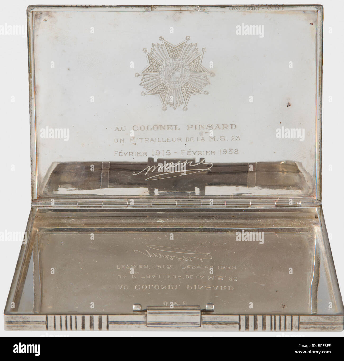 Armand Pinsard (1887 - 1953), un étui à cigarettes argent, art déco design. A l'intérieur de la présentation gravure 'au Colonel Pinsard un Mitrailleur de la M.S.23 Février 1915 - Février 1938' ainsi que l'inscription du nom de télécopieur et l'étoile de la Légion d'honneur. Sur le bord de la marque du fabricant 'Leon Maeght - Amiens'. Dimensions 8 x 11,8 cm. Historique, historique, 1930, XXe siècle, troupe, troupes, forces armées, militaire, militarie, armée, aile, groupe, force aérienne, forces aériennes, objet, objets, photos, coupures, coupures, découpe, découpe, coupures, découpe, découpe, découpe, découpe, découpe, Banque D'Images