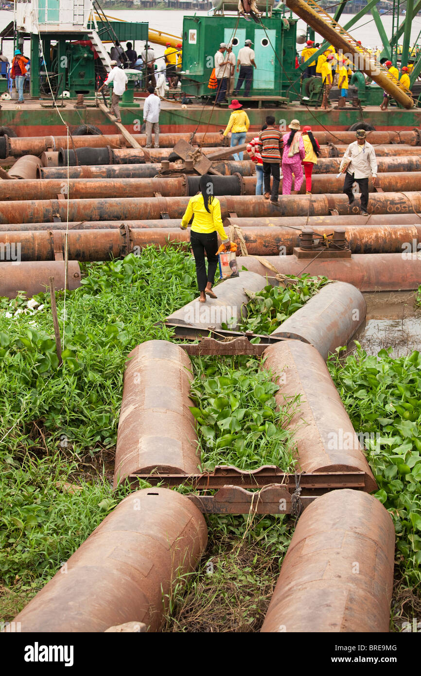 Le tambour à huile tampons, jetty, Phnom Penh, Cambodge Banque D'Images
