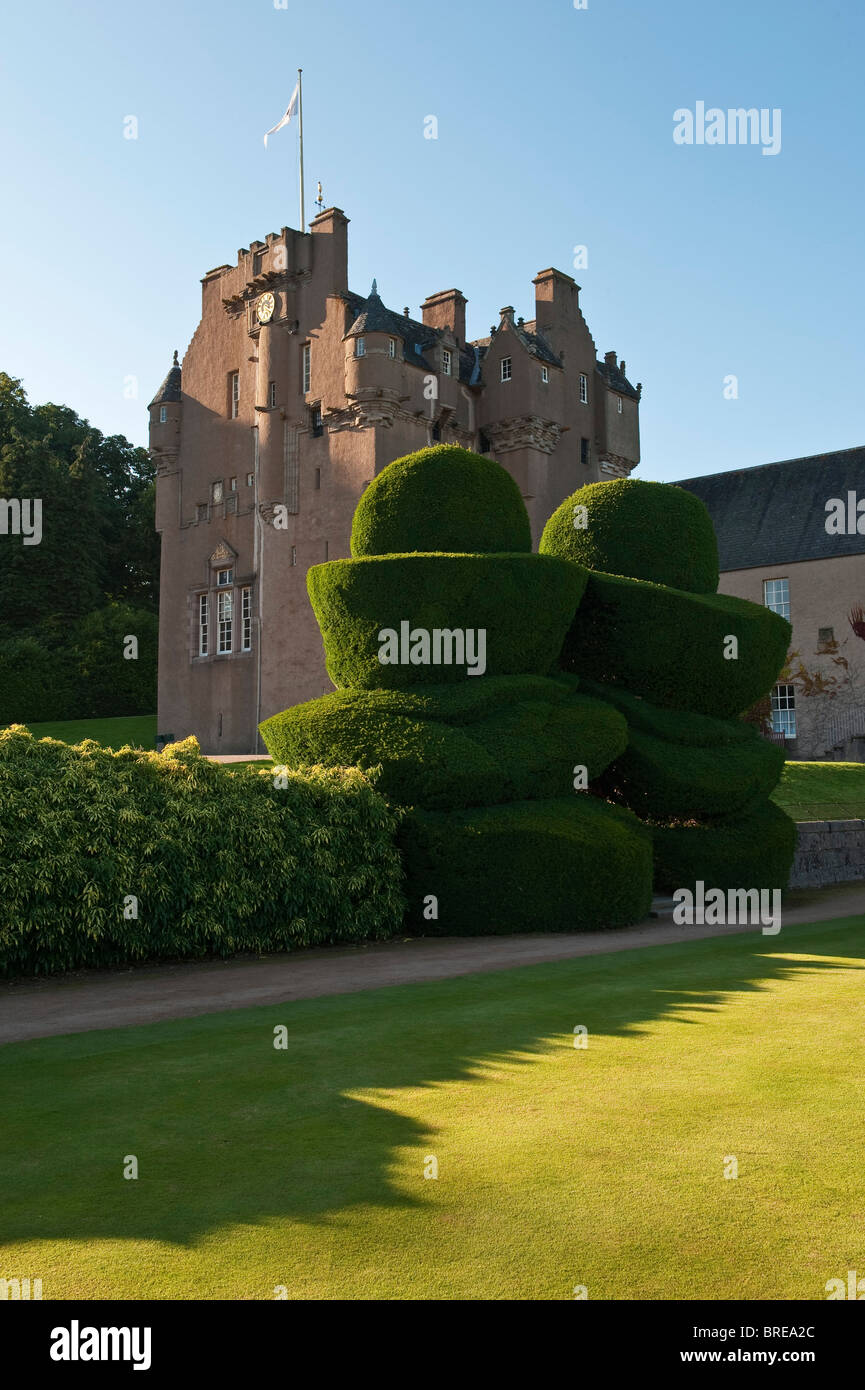 Le château de Crathes du XVIe siècle, Banchory, Écosse, Royaume-Uni, célèbre pour ses jardins. Le yew topiaire date de 1702 Banque D'Images
